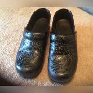 Dansko Black Tooled Clogs Sz 38